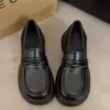 Mocassins de Salto Grosso Estilo Francês Slip-on Versáteis Retrô Bico Redondo Solado Grosso Sapatos Individuais 2026 Novo Outono