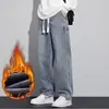 Venta al por mayor transfronteriza de jeans para hombre, con forro polar y tejido grueso, de pierna recta moderna, corte holgado, de pierna ancha, pantalones largos casuales para otoño e invierno