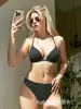 Comercio Electrónico Transfronterizo se Especializa en Suministrar Lotes Directos de Fábrica en Stock de Modelos Populares Europeos y Americanos de Bikini Sexy Estampado con Cuello Halter y Cordones