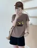 Blusa Casual Versátil Feminina de Algodão Texturizado com Floco de Neve, Manga Curta, Manga Dobrável, Atacado Shisanxing Roupas Femininas em Estoque