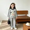 Conjunto de otoño temprano para niñas, dulce y lindo, con lazo, conjunto de dos piezas de sudadera holgada, ropa de otoño de moda y tendencia para bebés
