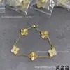 Pulseira Trevo de Quatro Folhas V-Gold Esculpida em CNC com Cinco Folhas, Banhada em Ouro Amarelo Rose 18K, Design com Pedras Laser-Diamante Vermelhas, Azuis e Roxas