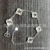 Desvanecimiento lento del colorPulsera de trébol de cuatro hojas de la suerte estilo coreano, modelo nuevo con intrincada artesanía de tallado, diseño de nicho, lujo ligero, alta gama, versátil