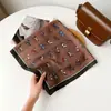 Pañuelo cuadrado marrón estilo Maillard para mujer, nuevo modelo otoño 2026, elegante y versátil, se puede usar como accesorio decorativo para el cabello o bufanda para el cuello, venta al por mayor