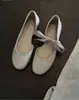 Versão em couro macio! Sapatos Vermelhos de Salto Único Estilo Francês para Mulheres, Novo Estilo Fashion de Verão com Recortes Laterais, Sola Macia Que Não Cansa Seus Pés, Sapatos Baixos Rasos