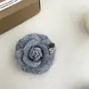 Casaco de Outono e Inverno Broche de Camélia Versátil Elegante Acessório de Suéter de Alta Qualidade para Mulheres