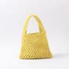Bolso pequeño tejido a mano con cuerda y fondo de cuero