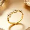 Anel de Aço Inoxidável Banhado a Ouro 18K Estilo Europeu e Americano com Zircônia Trevo de Quatro Folhas Diamante, Joia de Aço Titânio Não Desbota, Anel Elegante para Mulheres