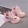 Tênis Dad Shoes Feminino 2026 Verão Novo Estilo Vazado Respirável Tênis Feminino de Malha Simples Solado Macio Tênis de Corrida Tênis Esportivo Infantil