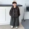 Conjunto de chaleco de cuero de tres piezas para niños para primavera y otoño Estilo coreano Genial Moderno Ropa infantil para niños pequeños y niños pequeños Conjunto de otoño