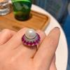 Pendientes de Perla Anillo Collar para Mujer Transmisión en Vivo Douyin Retro Gama Alta Temperamento Incrustaciones Micro Corindón Rojo Juego de Tres Piezas Venta al por Mayor