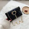 Bolsa Feminina Fashion em Formato de Coração 2025 Nova Tendência Coreana Versátil Simples Pequena Quadrada Bolsa de Ombro Transversal