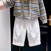 Moda Infantil Coreana 2026 Outono/Inverno Nova Moda Suéter de Tricô Cinza Listrado com Gravata Borboleta Calça Branca de Perna Larga Infantil Tendência