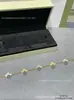 Pulseira Fina de Flor em V com Trevo de Quatro Folhas Banhada a Ouro com Cinco Flores, Espessamente Banhada a Ouro 18K, Trevo de Quatro Folhas Natural de Madrepérola Branca Pulseira da Sorte
