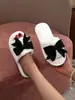 Chinelos de Pelúcia de Algodão Plus Size de Inverno para Mulheres com Laço Chinelos Versáteis da Moda para Interior de Casa Chinelos de Algodão Quentes e Confortáveis