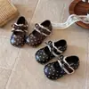 Sapatos de couro com bolinhas para meninas, nova coleção de outono 2026, sapatos de princesa com laço para crianças, estilo coreano, sapatilhas de bico fino para bebês e crianças pequenas