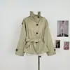 "Leeds Illustrated" Casaco Trench Curto Feminino para Outono, Design Tridimensional de Alfaiataria, Cinto Ajustável na Mesma Cor, Gola Alta