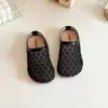 Chinelos fechados de malha estilo francês para mulheres, novos sapatos baixos de rede para o verão de 2026, sandálias de tira única vazadas de bico redondo