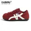 Zapatos Globales para Mujer Otoño 2026 Vino Tinto Suela Gruesa Tenis Blancos Zapatos de Plataforma Versátiles Planos Aumentadores de Altura Tenis Deportivos