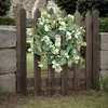 1 Pieza Corona Rústica Artificial de Eucalipto y Bayas con Hojas Escarchadas, Corona Falsa de Hojas Verdes con Bayas Rojas, Decoración Festiva, Estacional y para Todo el Año, Corona Colgante para Interiores y Exteriores para Pared, Ventana, Chimenea, Porche, Boda, Fiesta y Hogar