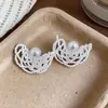 Aretes de Perla con Flor de Perlas Francesas de Aguja Plateada Temperamento de Moda Pendientes Exagerados Accesorios de Pendientes Versátiles de Lujo Ligero de Alta Gama para Mujer