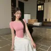 Camiseta de manga corta con cuello redondo y hombro irregular, nuevo diseño de verano en negro, elegante y estiliza la figura con un efecto de ceñido a la cintura