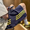 Design Retro Americano de Três Listras Verão Novo Calça de Moletom Esportiva Masculina Streetwear Solta com Cordão Calça de Cinco Pontos