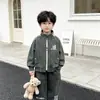 Roupa da moda importada para meninos primavera e outono 2026 novo conjunto estiloso da moda infantil retrô de três peças jeans manga longa