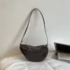 2026 Verano Nuevo Estilo Casual Bolso de Hombro Cruzado de Gran Capacidad para Viajes Diarios Bolso de Cuero Suave de Alto Valor con Forma de Cuerno Bolso de Axila para Mujer