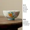 Xícaras de chá de cerâmica pintadas à mão em underglaze com desenhos de borboleta e céu azul claro, um par de xícaras incluindo uma xícara mestre, para uso doméstico como um conjunto de chá para desfrutar de chá