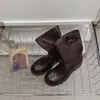 Estilo retro coreano de chica popular 2026 botas de jinete adelgazantes de suela gruesa con hebilla de cinturón plisada, botines de motocicleta, botas de tacón grueso hasta la mitad de la pantorrilla