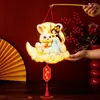 Durante o Festival do Meio Outono, crie uma atmosfera calorosa e aconchegante com lanternas artesanais DIY para uma experiência em família.. Estas novas lanternas portáteis são perfeitas para iluminar o céu noturno.