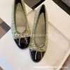 Versão de Luxo dos Sapatilhas de Ballet com Laço Xiaoxiangfeng para Mulheres, Novo Estilo 2025, Mocassins Planos Slip-On Color-Blocking
