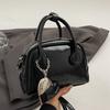 2025 Nova Bolsa de Bowling de Couro Oleoso Cremoso Estilo Coreano para Segurar na Mão Bolsa Transversal Versátil Estilo Ocidental para Commuter para Mulheres