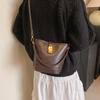 Bolso de mano de alta gama para mujer, nuevo bolso de cubo retro sencillo de otoño e invierno 2023, bolso bandolera de nicho