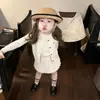 Outono 2026 nova coleção de roupa feminina estilo coreano: cardigã de tricô infantil moderno e estiloso com bordado de letras e saia de manga curta