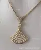 Collar de falda de doble capa con diamantes completos estilo Bulgari en oro V de alta gama, collar de minifalda en forma de abanico chapado en oro de 18 quilates, cadena para clavícula tallada con precisión CNC