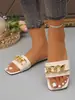 Novas Chinelas Planas Coloridas Doces com Corrente e Strass para o Verão de 2026 para Mulheres, Sandálias Slip-On da Moda para Uso Externo, Atacado da Moda do Fabricante