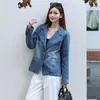 Foto Real de Chaqueta de Mezclilla Azul de Moda con un Diseño Elegante, Nuevo Estilo Versátil para Primavera y Otoño