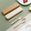 Creativo juego de vajilla de regalo de paja de trigo japonés para niños, vajilla portátil, palillos, cuchara, juego de tres piezas, fabricantes, venta al por mayor