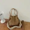Bolso cruzado versátil transfronterizo para mujer, nuevo bolso cruzado coreano de nicho 2026 con correa ancha texturizada, bolso tipo cubo de moda