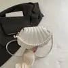 Bolso Pequeño de Concha de Gama Alta para Mujer Otoño 2025 Nuevo Bolso de Mano con Perlas Bolso de Hombro Cruzado de Moda Simple