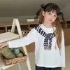 Camiseta de Niña para Primavera y Otoño, Elegante Marca de Tendencia Infantil Estilo Coreano Estampado de Chal Rayado Base Blanca