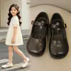 Sapatos de couro versáteis para meninas 2026 Outono Novidades Sapatos Infantis Sapatos Individuais para Bebê Moda Retrô Solado Macio Sapatos de Princesa