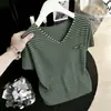 Blusa de Tricô Listrada com Decote V de Seda Gelada de Manga Curta para Mulheres 2026 Primavera/Verão Fina Versátil Camiseta Solta Estilosa