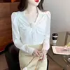 Camisa de novo design para primavera e outono de 2026, elegante e estilosa, com detalhes florais tridimensionais, decote V francês, blusa de manga longa