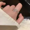 Anillo retro estilo vintage para mujer, versátil y moderno, adecuado para apilar, con un diseño único y elegante microincrustado, anillo para el dedo índice estilo ins, nuevo modelo de moda