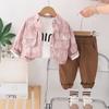 Ropa para niños, traje de bebé de primavera y otoño 2025, nuevo conjunto de tres piezas de chaqueta vaquera con solapa teñida para niños y niñas de manga larga