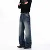 Estilo punk americano, Y2K leve, detalhes de rebite, azul mar profundo, lavagem desgastada, efeito olho de gato, perna reta, levemente flare, jeans, unissex