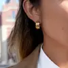 Pendientes de Acero Inoxidable y Oro de 18 Quilates con Textura Floral en Forma de C, Estilo Retro Elegante y Silencioso, Sensación de Lujo Ligero y Gama Alta, Pendientes de Otoño e Invierno para Mujer, Transfronterizo